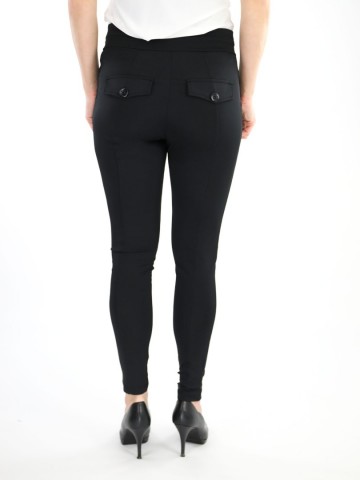 Achterkant zwarte travelstof broek